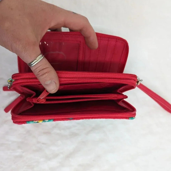 Vera Bradley wristlet quilted floral print with many compartments NWOT   O6 - Picture 6 of 7